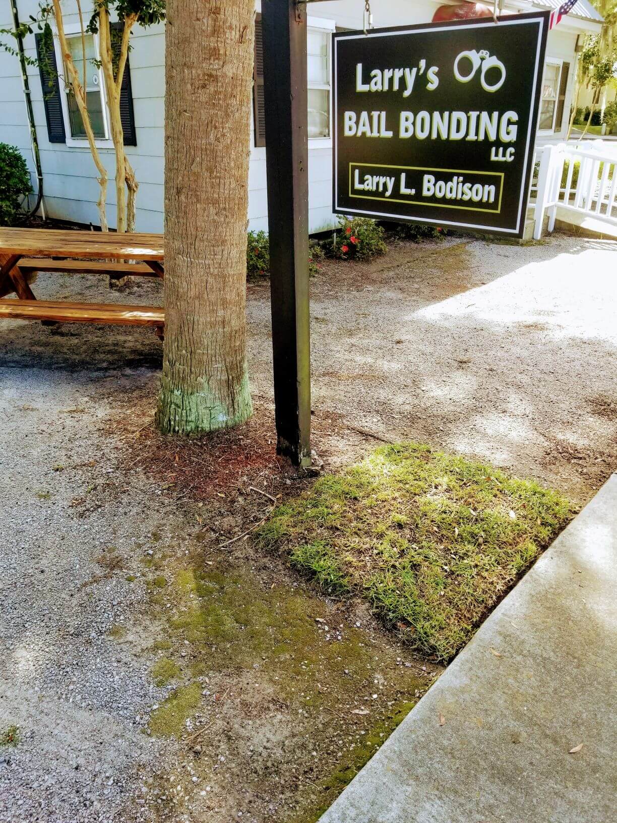 Larry's Bail Bonding Sign